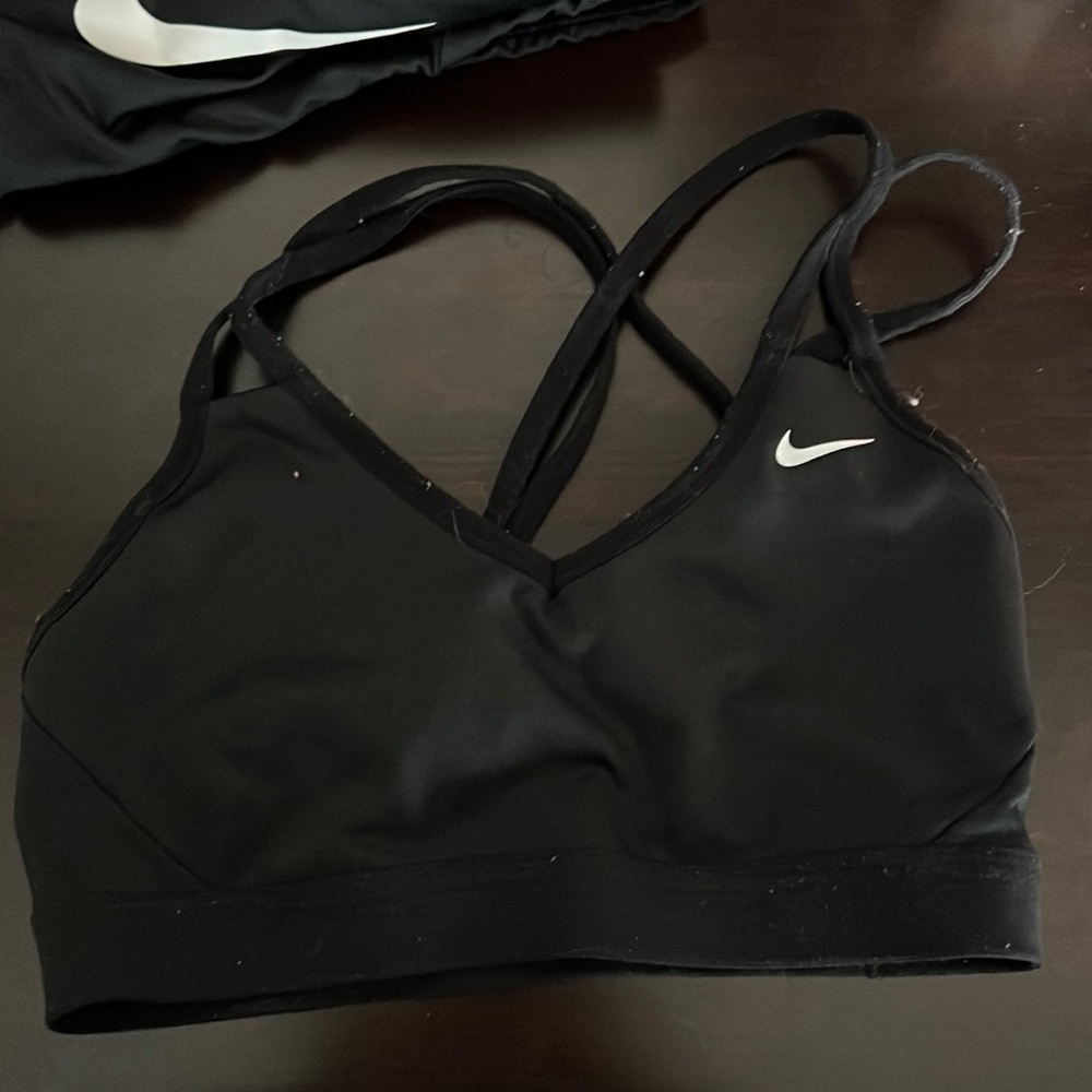 black nike sports bra